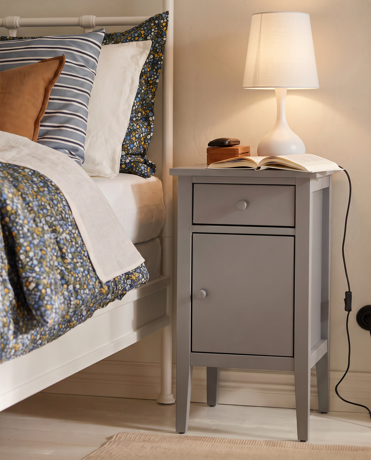 Lampe de table Alba – Lampe à abat-jour en tissu blanc avec lumière chaude et douce