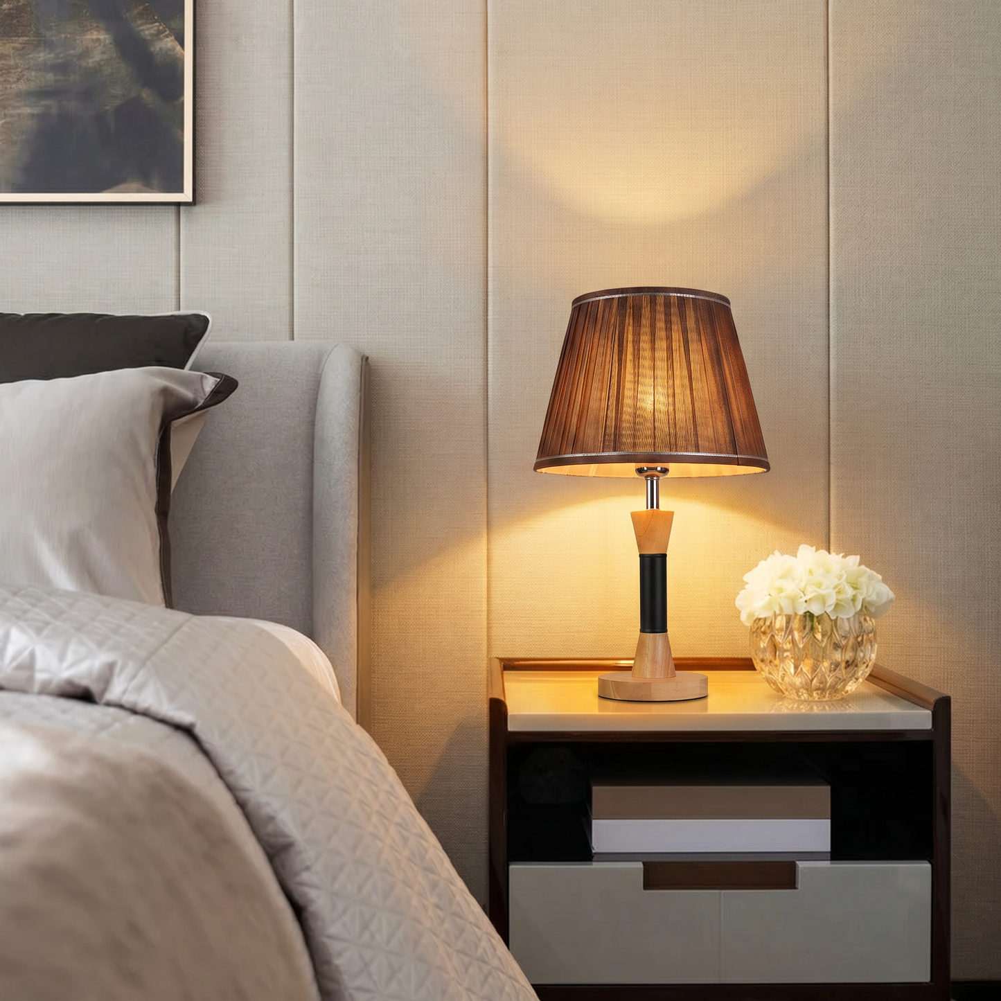 Lampe de table Natura – Lampe décorative en bois avec détails noirs et abat-jour en tissu