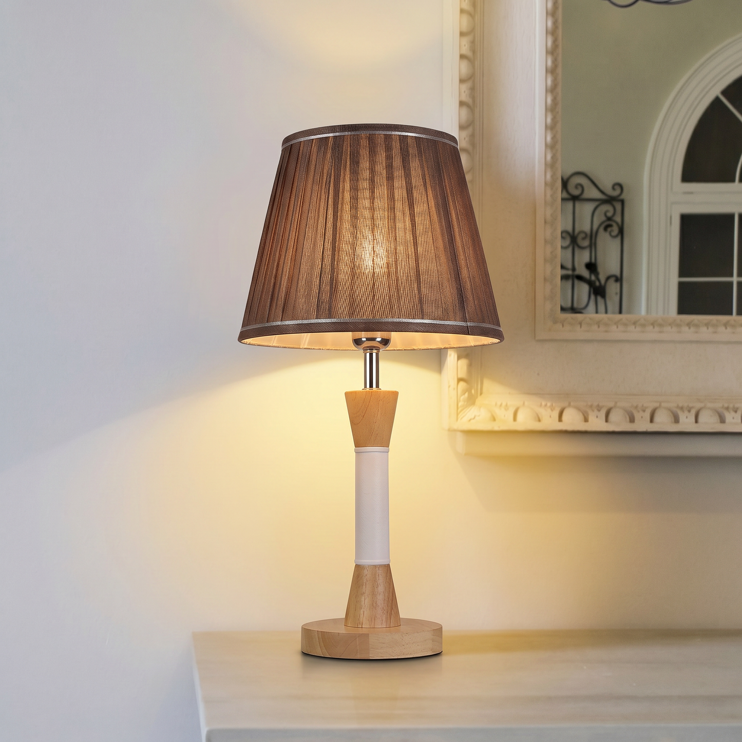 Lampe de table Avena – Lampe décorative en bois naturel et blanc avec abat-jour en tissu marron