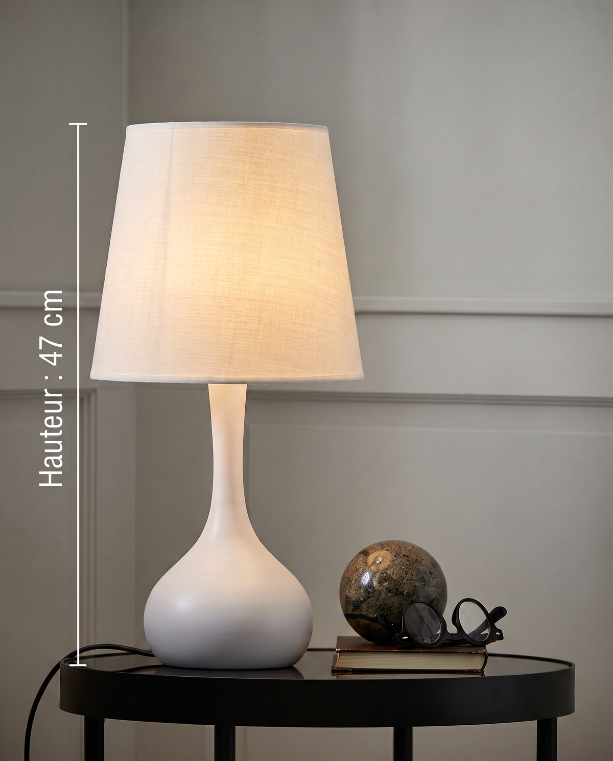 Lampe de table Alba – Lampe à abat-jour en tissu blanc avec lumière chaude et douce