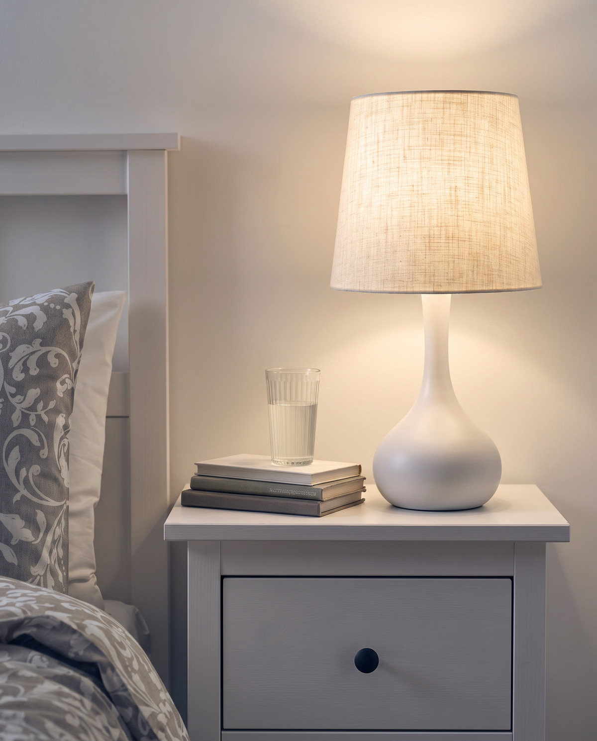 Lampe de table Alba – Lampe à abat-jour en tissu blanc avec lumière chaude et douce