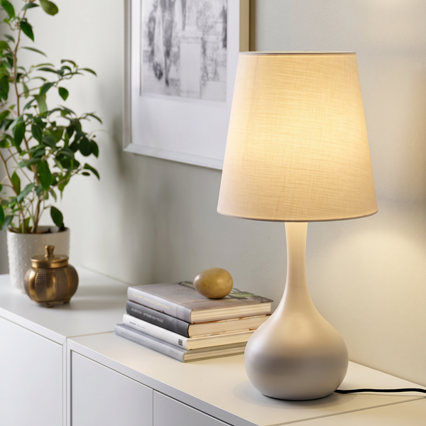 Lampe de table Alba – Lampe à abat-jour en tissu blanc avec lumière chaude et douce