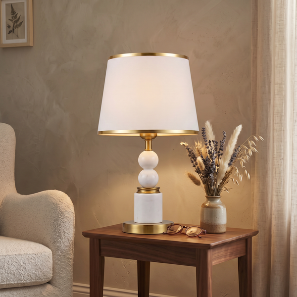 Lampe de table Marbelle – Lampe en marbre blanc avec détails dorés et abat-jour en tissu