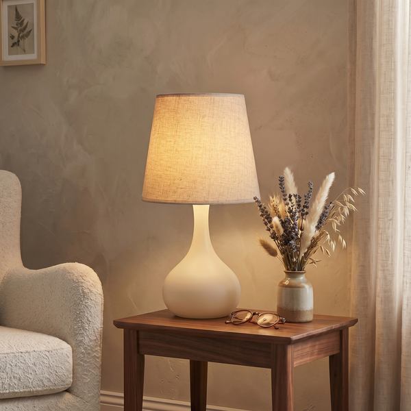 Lampe de table Alba – Lampe à abat-jour en tissu blanc avec lumière chaude et douce