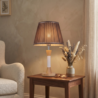 Lampe de table Avena – Lampe décorative en bois naturel et blanc avec abat-jour en tissu marron