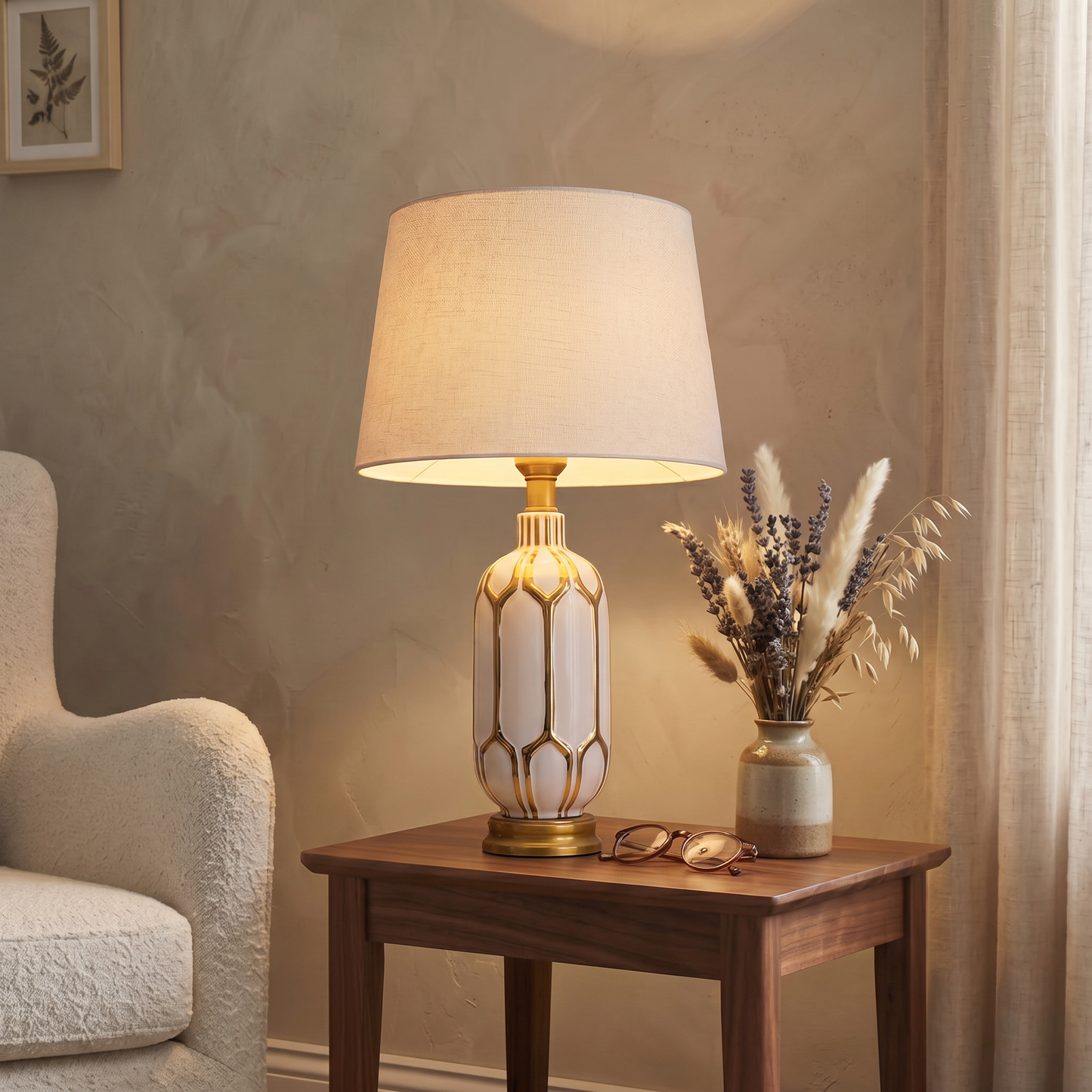 Lampe de table Liora – Lampe décorative blanche et or avec abat-jour en tissu