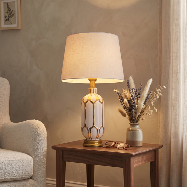 Lampe de table Liora – Lampe décorative blanche et or avec abat-jour en tissu