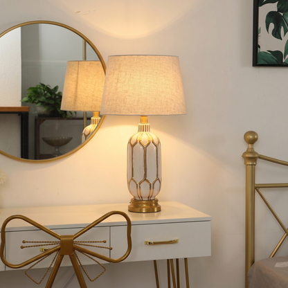 Lampe de table Liora – Lampe décorative blanche et or avec abat-jour en tissu