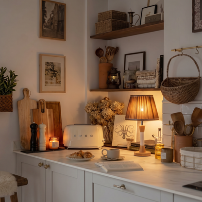 Lampe de table Avena – Lampe décorative en bois naturel et blanc avec abat-jour en tissu marron