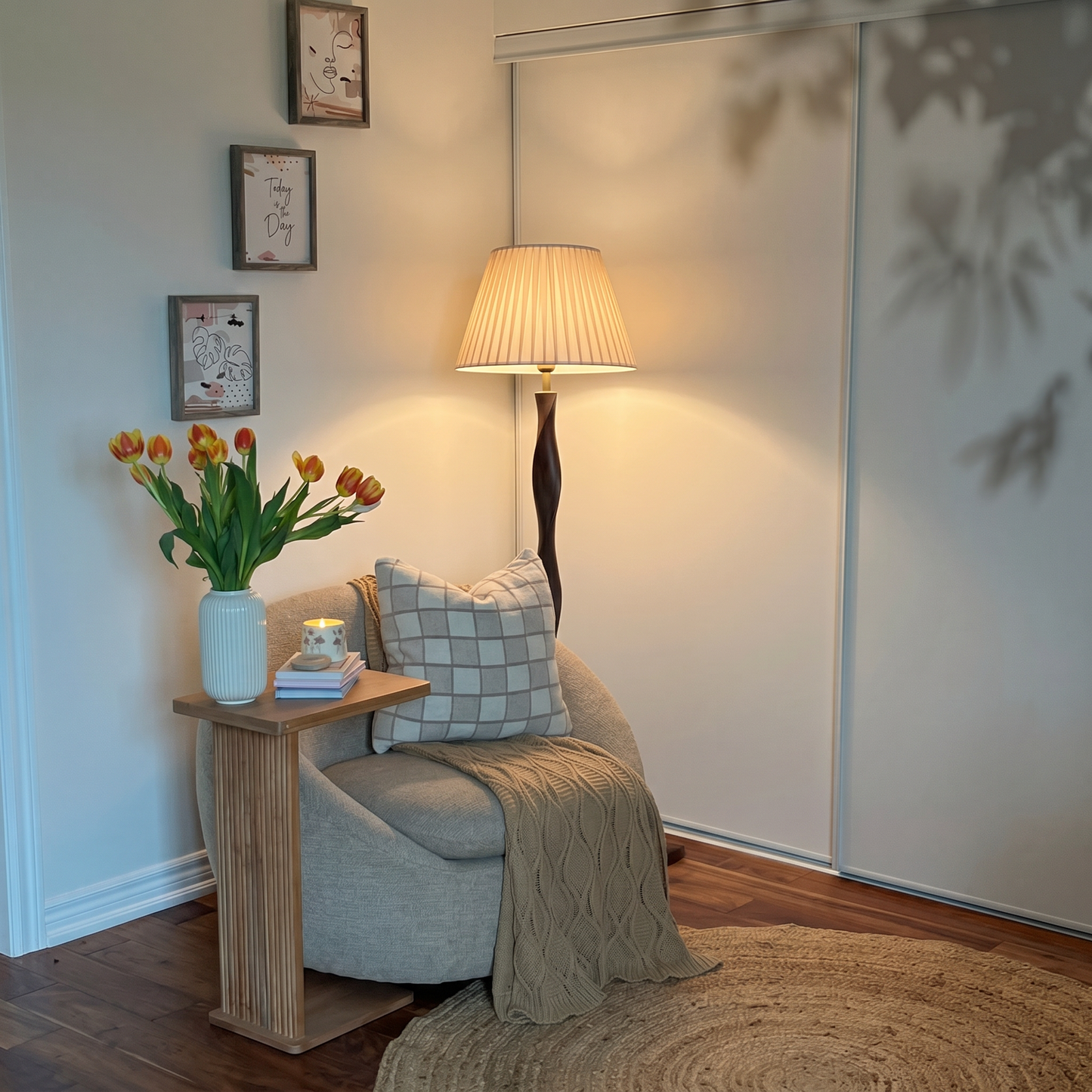 Lampadaire Sculptura – Grand lampadaire décoratif torsadé noir avec abat-jour en tissu chaud