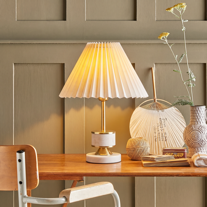 Lampe de table plissée Ivoire – Lampe décorative plissée blanche avec détails dorés