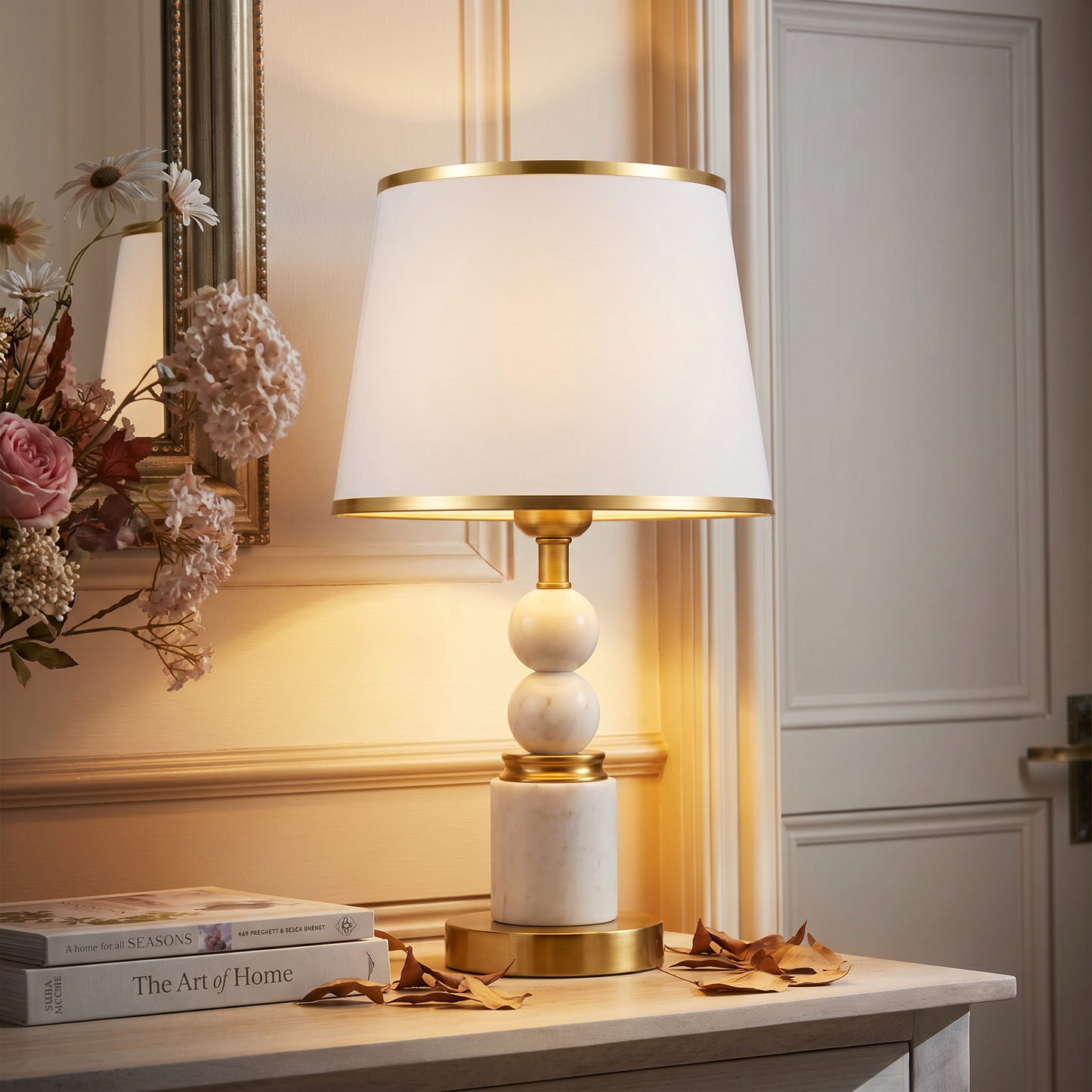 Lampe de table Marbelle – Lampe en marbre blanc avec détails dorés et abat-jour en tissu
