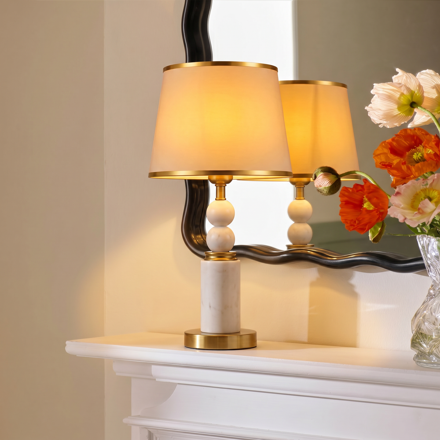 Lampe de table Marbelle – Lampe en marbre blanc avec détails dorés et abat-jour en tissu